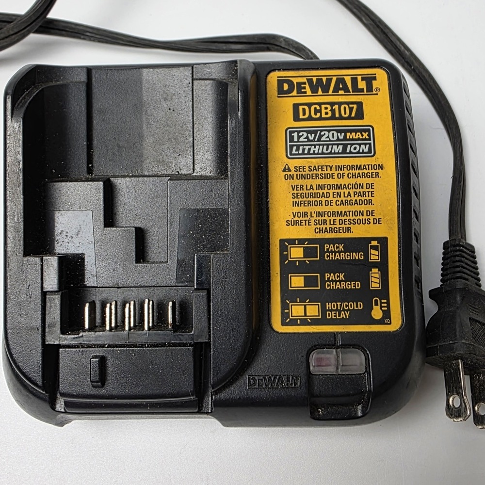 DCB107 DEWALT 12V/20V Max Lithium Battery Charger.‎ Charger ONLY Used #0557